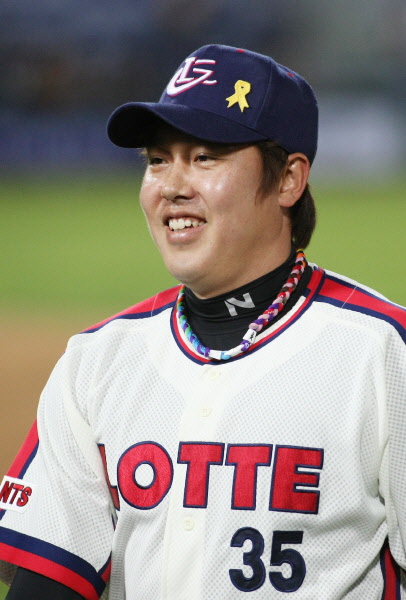 계투로 등판한 이명우 선수가 이닝을 마무리지으며 환하게 웃고있다